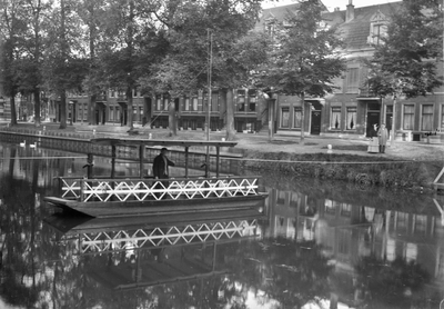 76296 Afbeelding van het overhaalschuitje over de Stadsbuitengracht, tussen de Nieuwekade en de Weerdsingel W.Z. ...